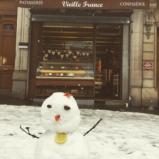 vieille france pendant un jour enneigé